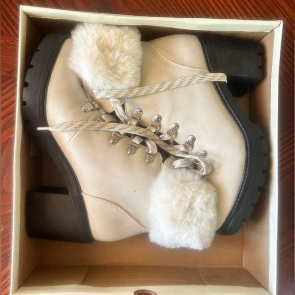 New In Box Esprit Ember White Faux Fur Lug Sole Boots White SZ 9 Medium - Picture 1 of 7